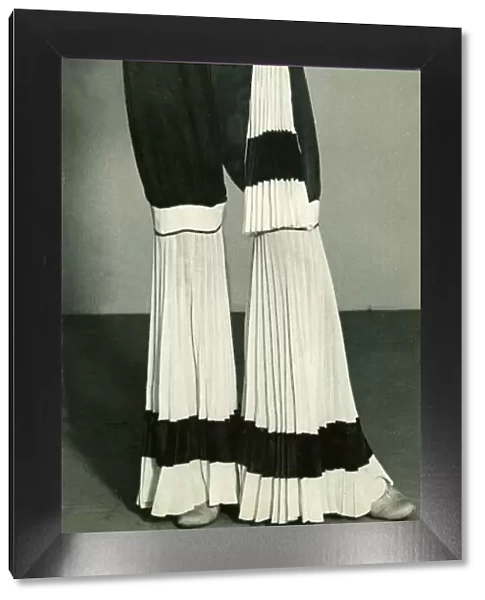 Fashion 1930s Model Cocktail suit Black and White Cigarette Hand