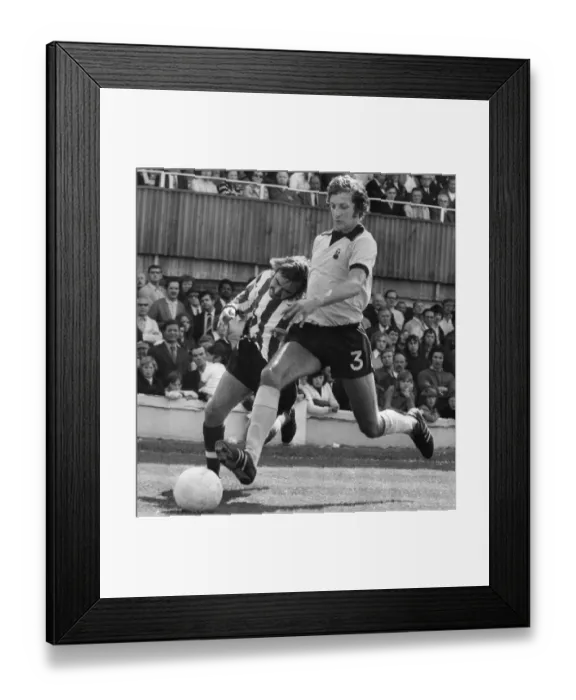 Framed Print : Coventry Citys left-back Chris Cattlin in a tackle with Sounthampton Framed Print : Coventry Citys left-back Chris Cattlin in a tackle with Sounthampton