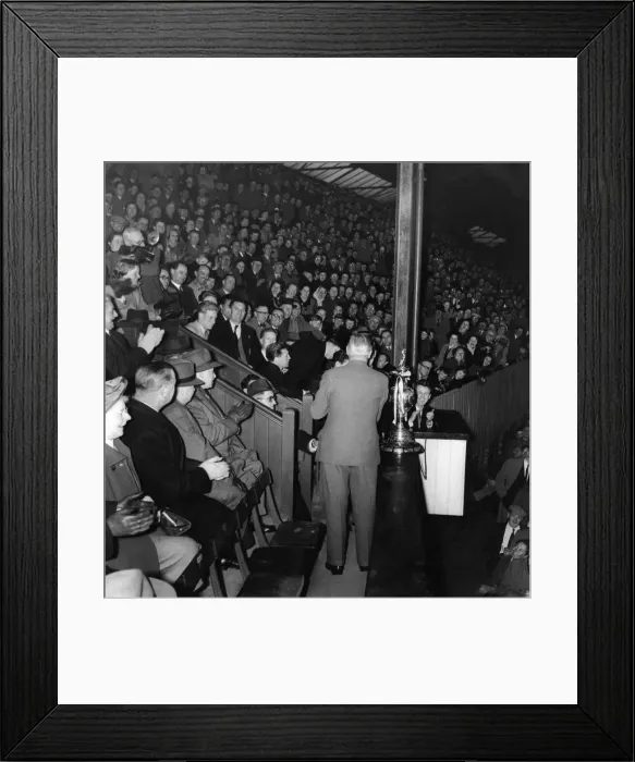 Framed Print : Wolverhampton Wanderers. Billy Wright, captain of Wolverhampton Wanderers