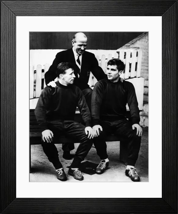 Framed Print : Manchester United manger Matt Busby with two of his young players Roger Byrne (left Framed Print : Manchester United manger Matt Busby with two of his young players Roger Byrne (left