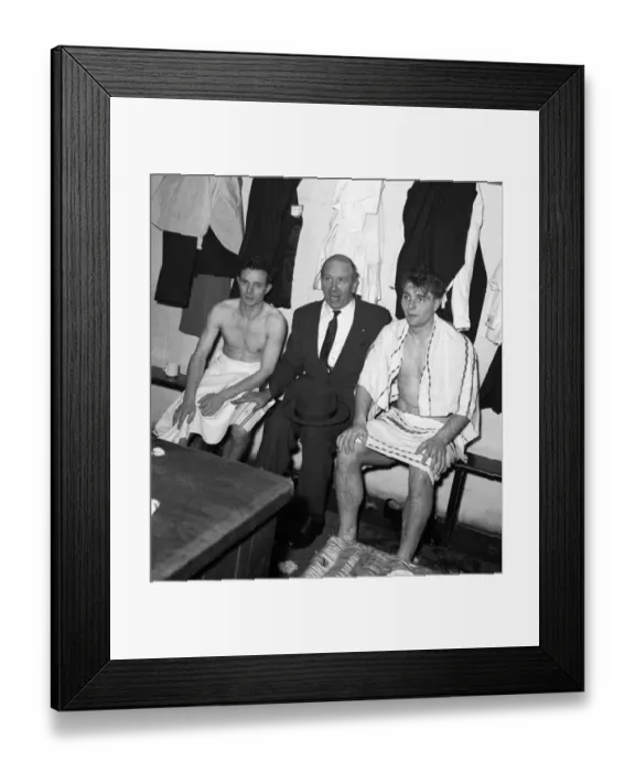 Framed Print : Manchester United manager Matt Busby with two of his players Johnny Berry (left Framed Print : Manchester United manager Matt Busby with two of his players Johnny Berry (left