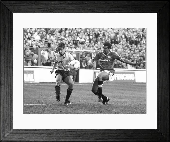 Framed Print : English League Division One match at The Manor Ground. Oxford United 2 v Manchester