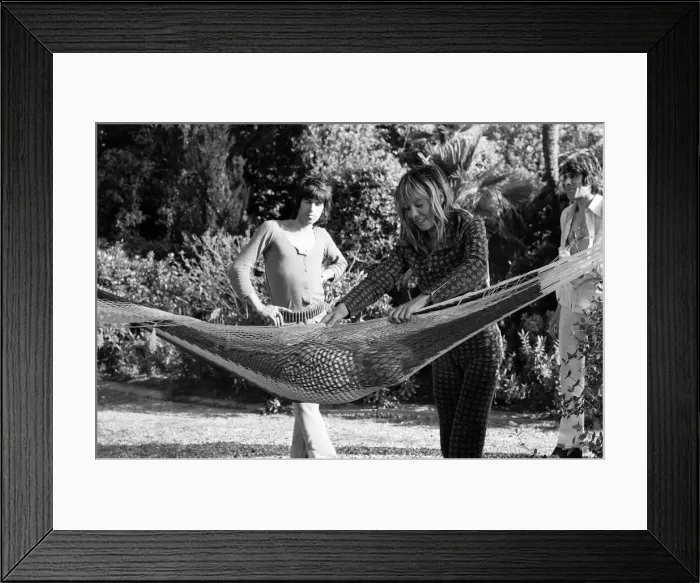 Framed Print : Keith Richard & Anita Pallenberg with their son Marlon at his home Framed Print : Keith Richard & Anita Pallenberg with their son Marlon at his home