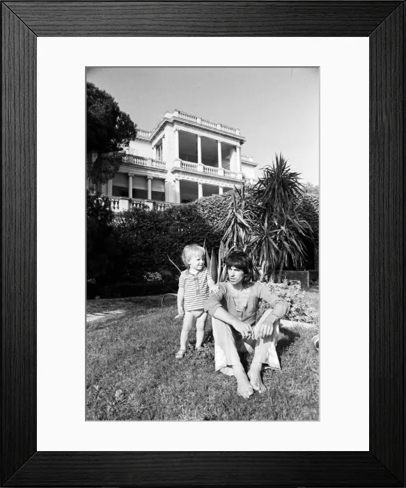 Framed Print : Keith Richard & Anita Pallenberg with his son Marlon at his home Framed Print : Keith Richard & Anita Pallenberg with his son Marlon at his home