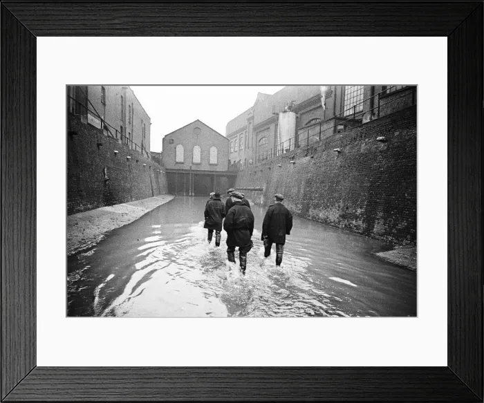 Framed Print : Edward Farmer and his gang wade through the flow back from the Thames into the Kings Framed Print : Edward Farmer and his gang wade through the flow back from the Thames into the Kings