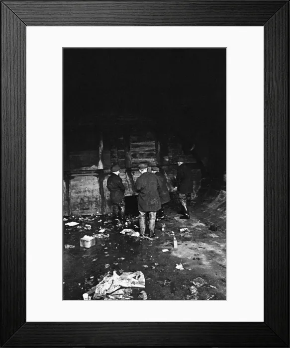 Framed Print : Edward Farmer and his gang inspect the flow back from the Thames into the Kings Scholars Framed Print : Edward Farmer and his gang inspect the flow back from the Thames into the Kings Scholars