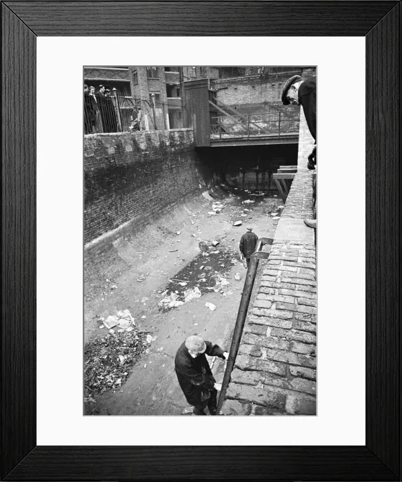 Framed Print : Edward Farmer and his gang inspect the flow back from the Thames into the Kings Scholars Framed Print : Edward Farmer and his gang inspect the flow back from the Thames into the Kings Scholars