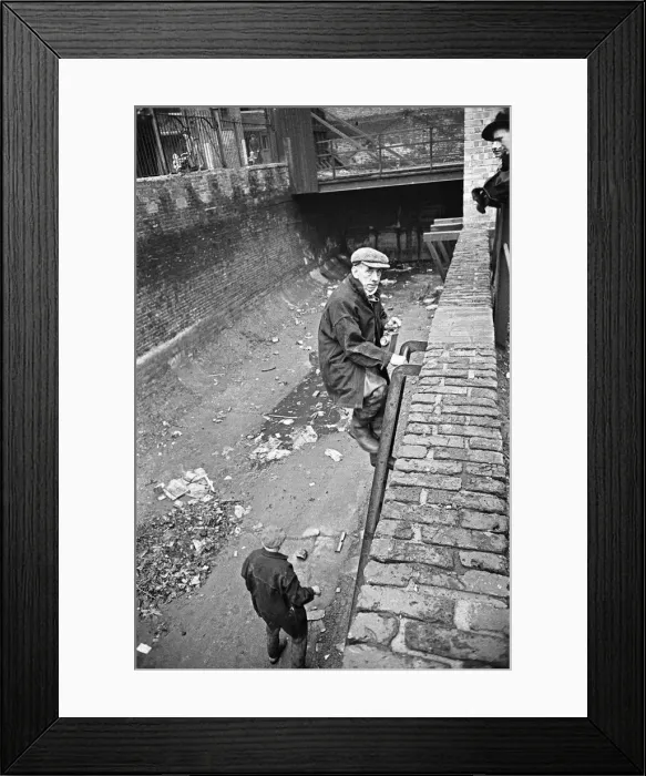 Framed Print : Edward Farmer and his gang inspect the flow back from the Thames into the Kings Scholars