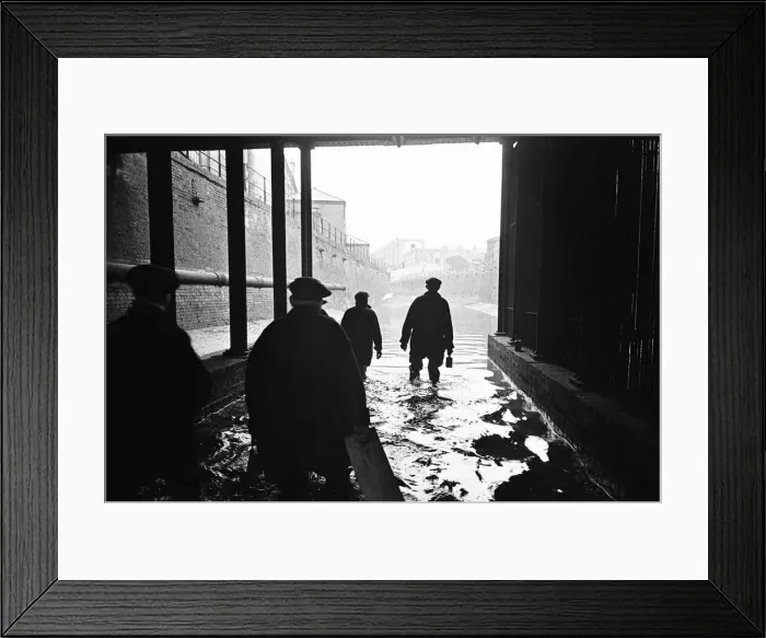 Framed Print : Edward Farmer and his gang wade through the flow back from the Thames into the Kings Framed Print : Edward Farmer and his gang wade through the flow back from the Thames into the Kings