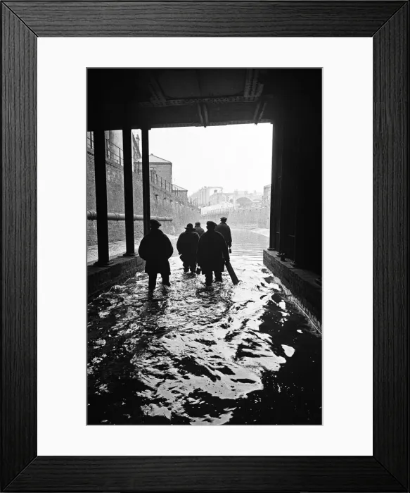 Framed Print : Edward Farmer and his gang wade through the flow back from the Thames into the Kings Framed Print : Edward Farmer and his gang wade through the flow back from the Thames into the Kings