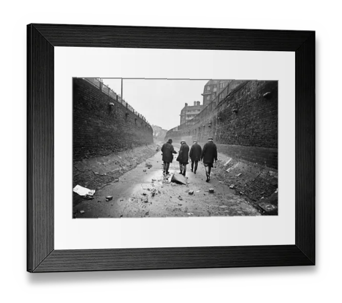 Framed Print : Edward Farmer and his gang inspect the flow back from the Thames into the Kings Scholars