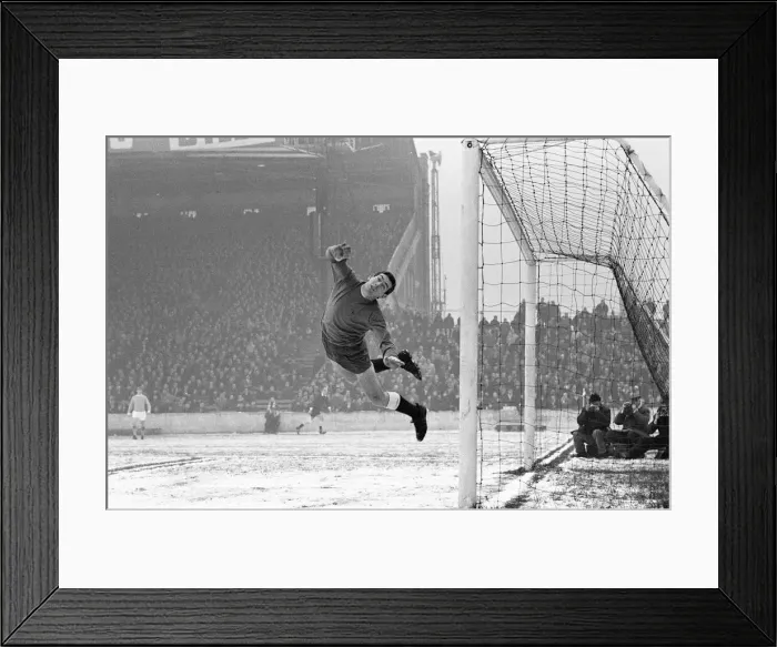 Framed Print : Manchester City v Tottenham Hotspur league match at Maine Road Framed Print : Manchester City v Tottenham Hotspur league match at Maine Road