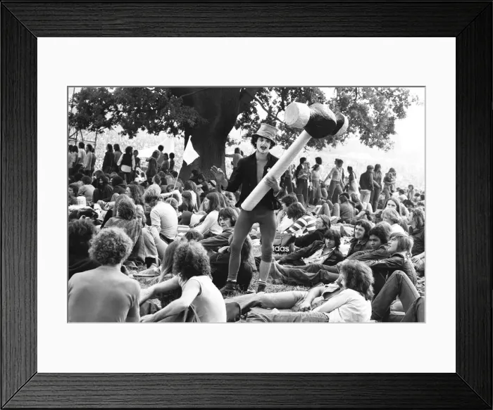 Framed Print : Hugh crowds gather to watch the Rolling Stones in concert at Knebworth House Framed Print : Hugh crowds gather to watch the Rolling Stones in concert at Knebworth House