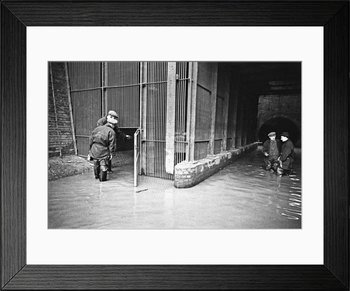 Framed Print : Edward Farmer and his gang wade through the flow back from the Thames into the Kings Framed Print : Edward Farmer and his gang wade through the flow back from the Thames into the Kings