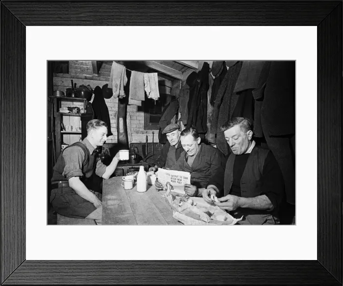 Framed Print : London sewermen seen here in their rest room near Blackfriars. April 1st 1947