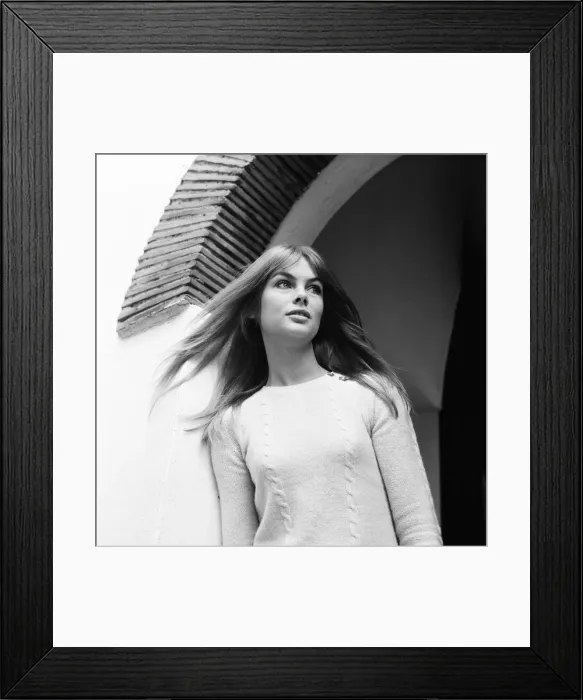 Framed Print : Jean Shrimpton, model, pictured at her home, Montpellier Place, London, 25th October 1967 Framed Print : Jean Shrimpton, model, pictured at her home, Montpellier Place, London, 25th October 1967