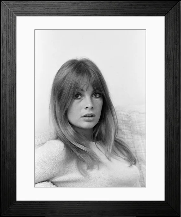 Framed Print : Jean Shrimpton, model, pictured at her home, Montpellier Place, London, 25th October 1967 Framed Print : Jean Shrimpton, model, pictured at her home, Montpellier Place, London, 25th October 1967