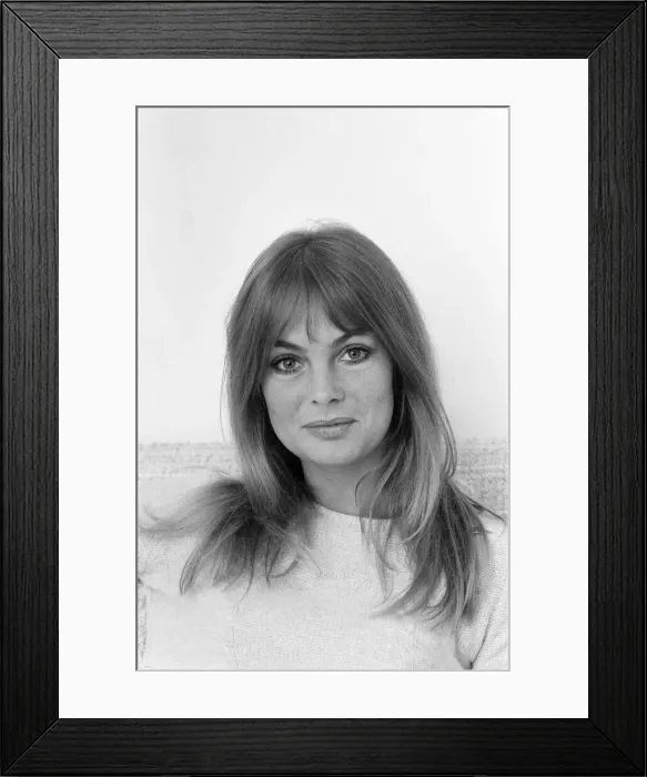Framed Print : Jean Shrimpton, model, pictured at her home, Montpellier Place, London, 25th October 1967 Framed Print : Jean Shrimpton, model, pictured at her home, Montpellier Place, London, 25th October 1967