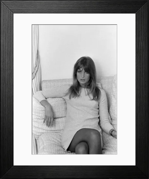 Framed Print : Jean Shrimpton, model, pictured at her home, Montpellier Place, London, 25th October 1967 Framed Print : Jean Shrimpton, model, pictured at her home, Montpellier Place, London, 25th October 1967