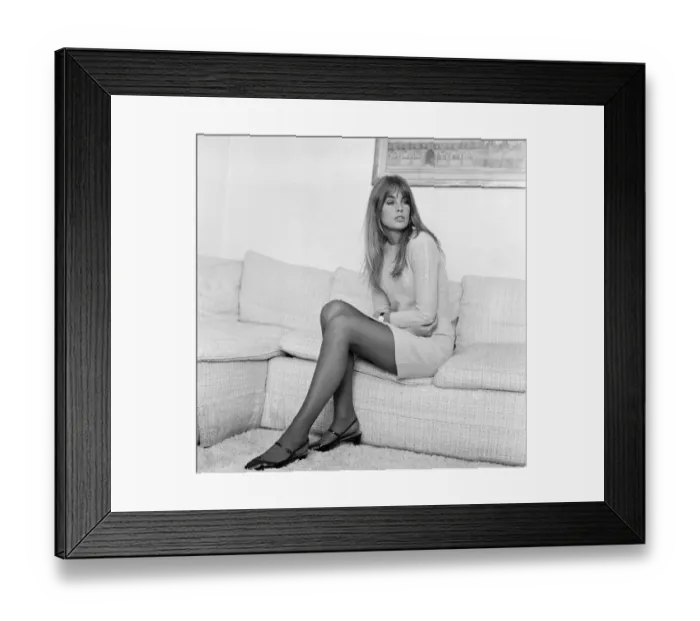 Framed Print : Jean Shrimpton, model, pictured at her home, Montpellier Place, London, 25th October 1967 Framed Print : Jean Shrimpton, model, pictured at her home, Montpellier Place, London, 25th October 1967