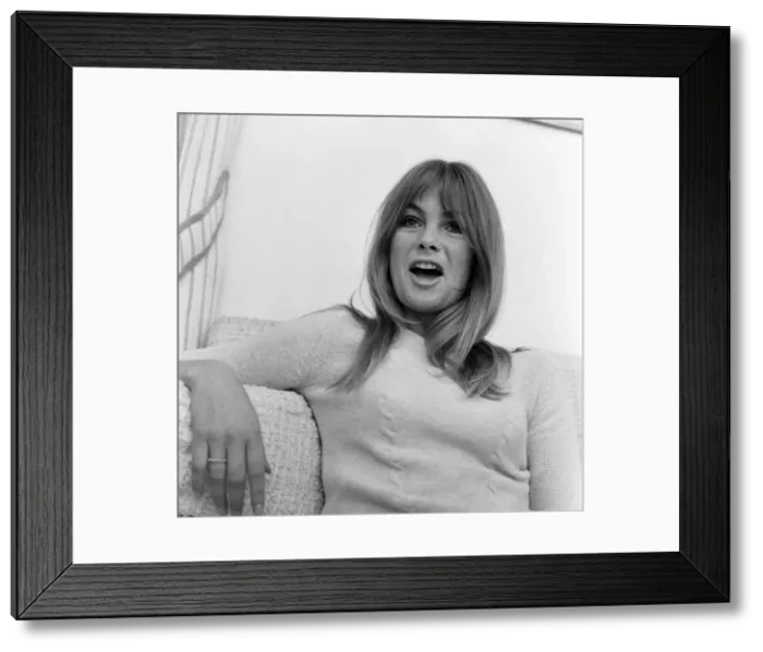 Framed Print : Jean Shrimpton, model, pictured at her home, Montpellier Place, London, 25th October 1967 Framed Print : Jean Shrimpton, model, pictured at her home, Montpellier Place, London, 25th October 1967