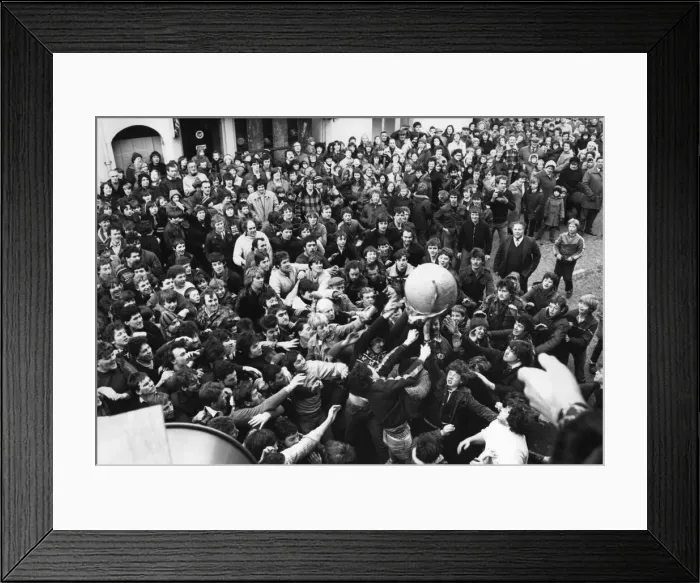 Framed Print : Thousands of villagers line the streets of Atherstone for the traditional Shrove Tuesday Framed Print : Thousands of villagers line the streets of Atherstone for the traditional Shrove Tuesday