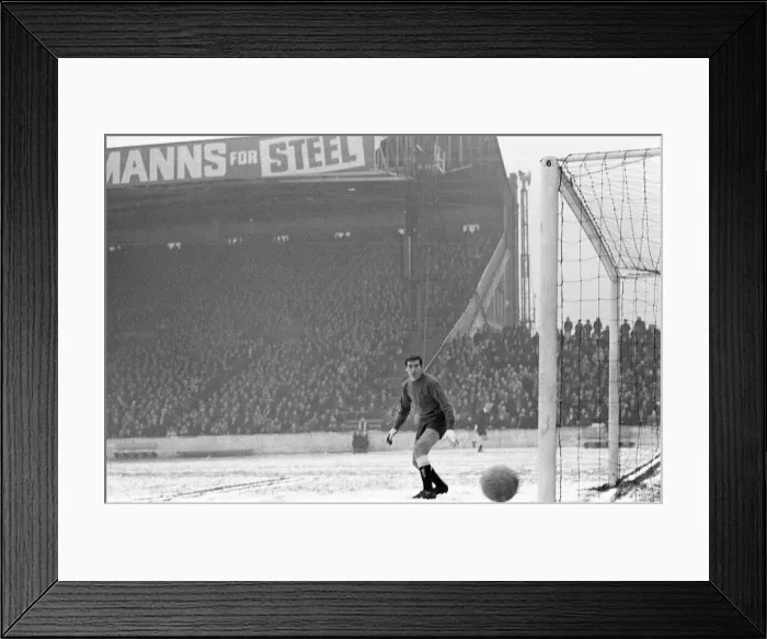 Framed Print : Manchester City v Tottenham Hotspur league match at Maine Road Framed Print : Manchester City v Tottenham Hotspur league match at Maine Road