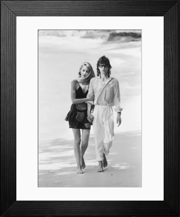 Framed Print : Mick Jagger and Jerry Hall taking a stroll along the beach at Gibbs Bay in Barbados Framed Print : Mick Jagger and Jerry Hall taking a stroll along the beach at Gibbs Bay in Barbados