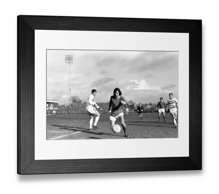 Framed Print : Manchester United footballer George Best in action during the FA Cup fifth round match Framed Print : Manchester United footballer George Best in action during the FA Cup fifth round match