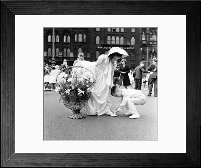 Framed Print : Whit Walkers in Manchesters Albert Square. 11th June 1962 Framed Print : Whit Walkers in Manchesters Albert Square. 11th June 1962