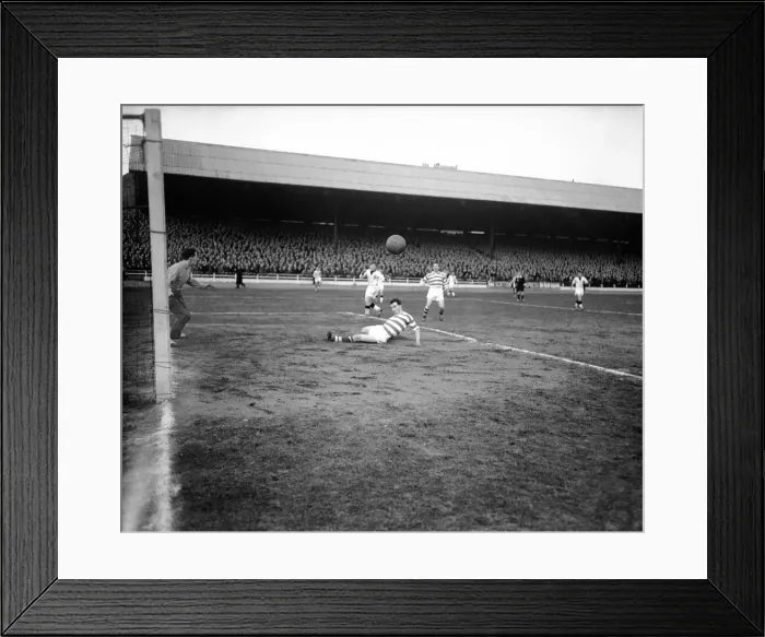 Framed Print : John Divers Misses a cross from the wing ST. Mirren v Celtic 23rd January 1960 Framed Print : John Divers Misses a cross from the wing ST. Mirren v Celtic 23rd January 1960