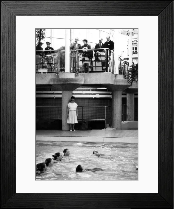 Framed Print : The Queen visits Bolton, Greater Manchester, 1st December 1988 Framed Print : The Queen visits Bolton, Greater Manchester, 1st December 1988
