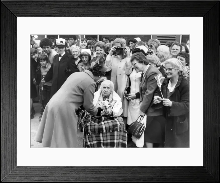 Framed Print : The Queen visits Manchester, 5th May 1982. Queen pauses to receive a bouquet Framed Print : The Queen visits Manchester, 5th May 1982. Queen pauses to receive a bouquet