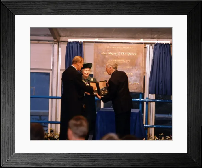 Framed Print : The Queen visits Manchester, 1st December 1994. Bill Morgas