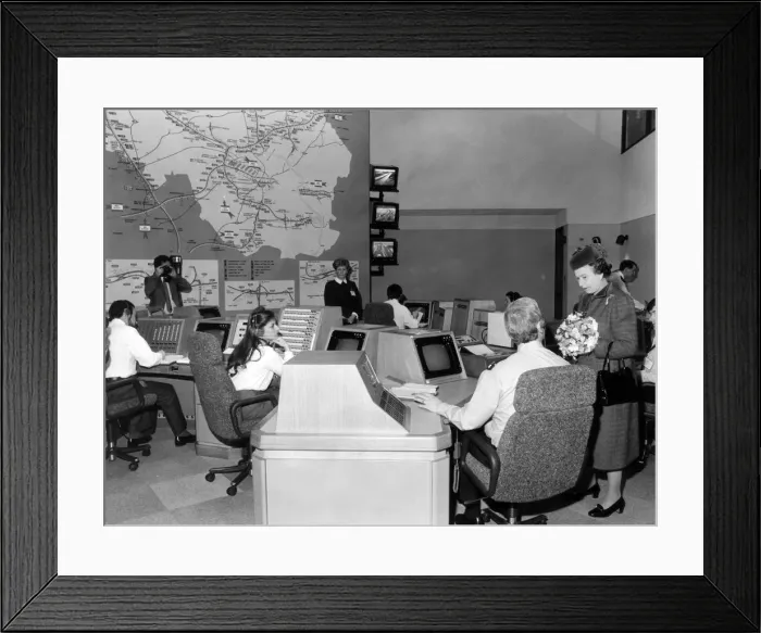 Framed Print : The Queen visits Manchester, 21st March 1986. Chats with personnel in the main Framed Print : The Queen visits Manchester, 21st March 1986. Chats with personnel in the main