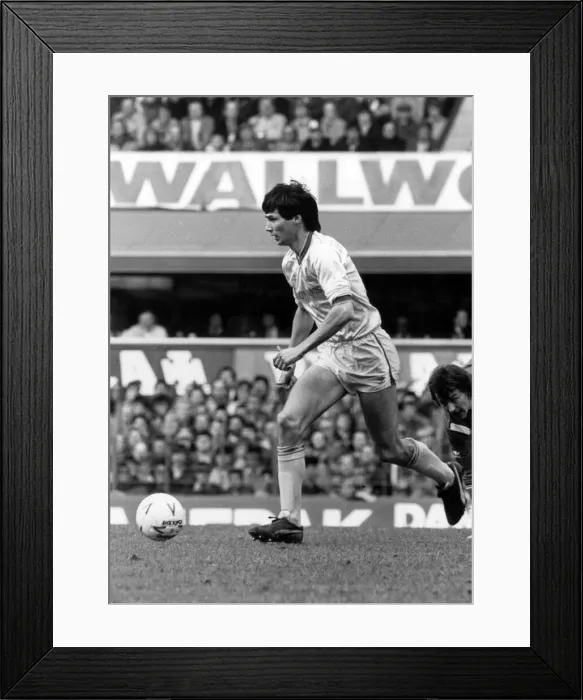 Framed Print : Liverpool v Manchester United, FA Cup Semi Final match at Goodison Park, 13th April 1985 Framed Print : Liverpool v Manchester United, FA Cup Semi Final match at Goodison Park, 13th April 1985