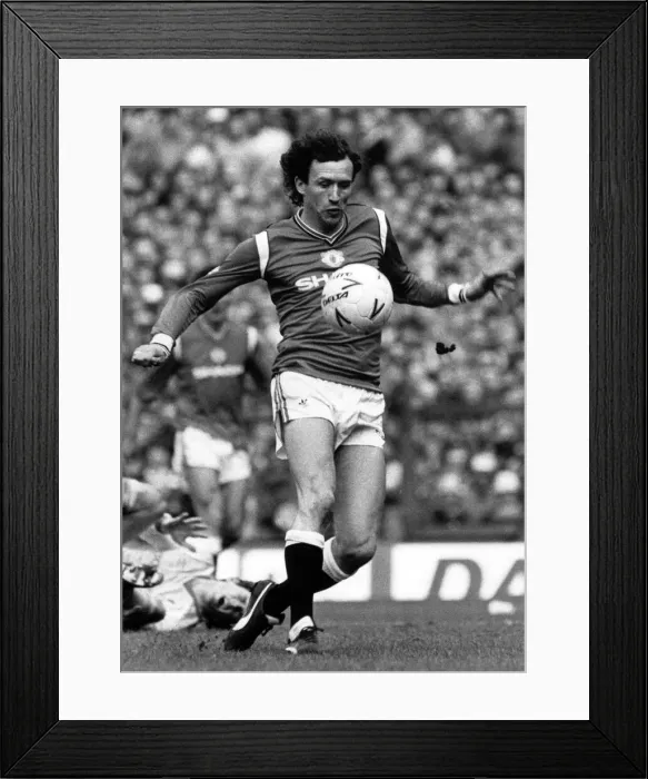 Framed Print : Liverpool v Manchester United, FA Cup Semi Final match at Goodison Park, 13th April 1985 Framed Print : Liverpool v Manchester United, FA Cup Semi Final match at Goodison Park, 13th April 1985