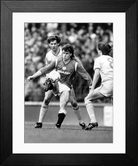 Framed Print : Liverpool v Manchester United, FA Cup Semi Final match at Goodison Park, 13th April 1985 Framed Print : Liverpool v Manchester United, FA Cup Semi Final match at Goodison Park, 13th April 1985