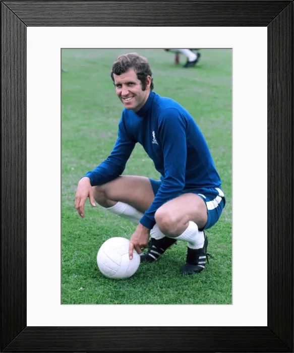 Framed Print : Chelsea footballer Peter Osgood poses during a photocall. December 1971 Framed Print : Chelsea footballer Peter Osgood poses during a photocall. December 1971
