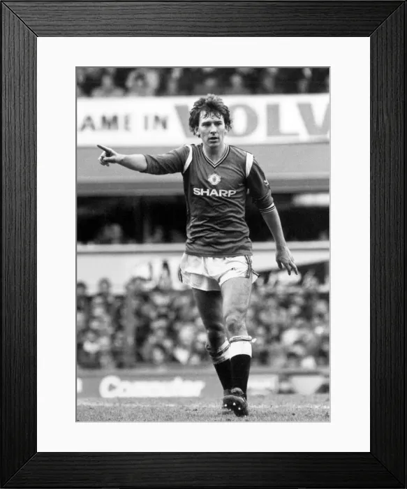 Framed Print : Liverpool v Manchester United, FA Cup Semi Final match at Goodison Park, 13th April 1985 Framed Print : Liverpool v Manchester United, FA Cup Semi Final match at Goodison Park, 13th April 1985