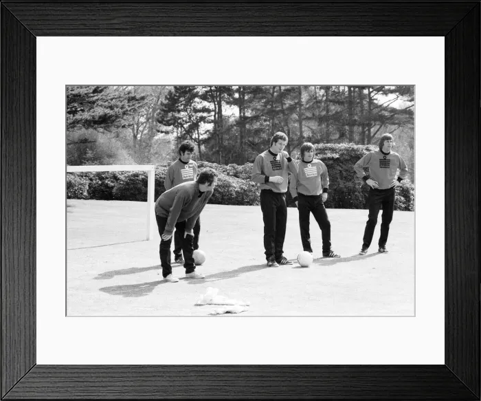 Framed Print : Southampton FC Players, pictured during training session ahead of FA Cup Final Framed Print : Southampton FC Players, pictured during training session ahead of FA Cup Final