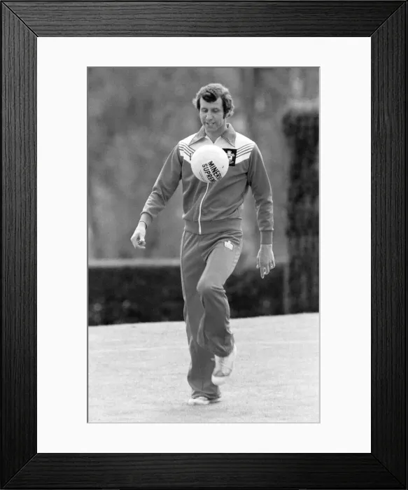 Framed Print : Southampton FC Players, pictured during training session ahead of FA Cup Final Framed Print : Southampton FC Players, pictured during training session ahead of FA Cup Final
