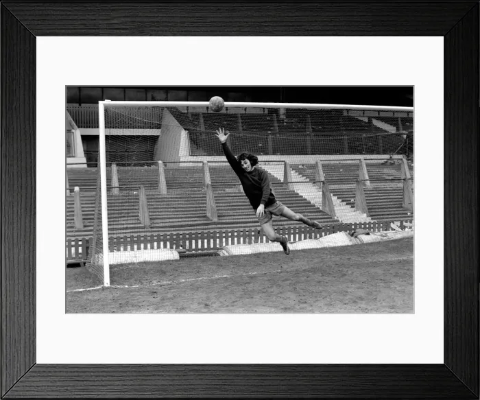 Framed Print : Manchester United players training before leaving from Middlesbrough Framed Print : Manchester United players training before leaving from Middlesbrough
