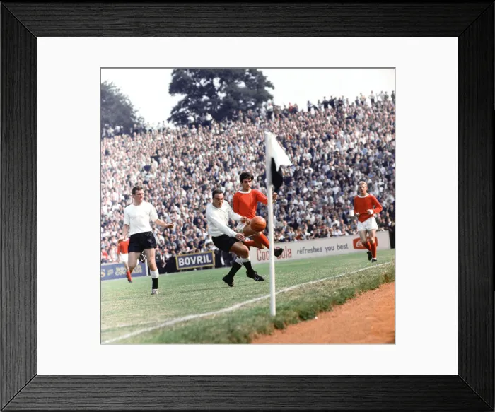 Framed Print : English League Division One match at Craven Cottage. Fulham 2 v Manchester United 1 Framed Print : English League Division One match at Craven Cottage. Fulham 2 v Manchester United 1