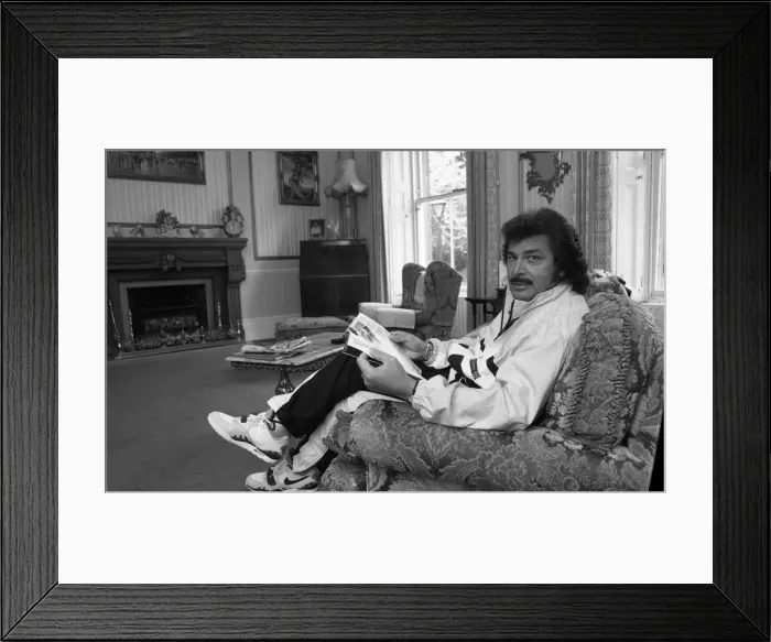 Framed Print : Engelbert Humperdink relaxing at his Leicestershire home