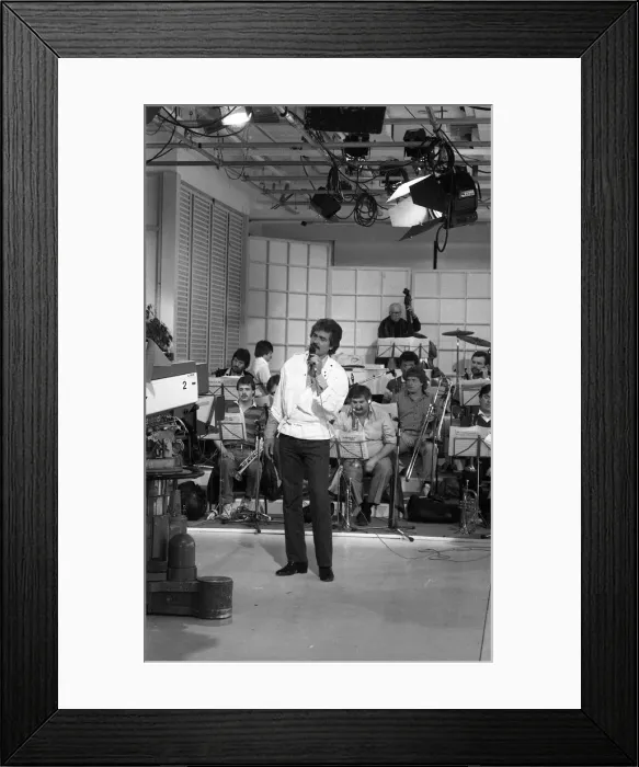 Framed Print : Singing superstar Engelbert Humperdinck performing on the BBC show
