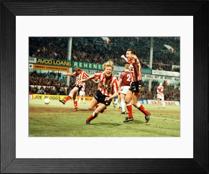 Framed Print : FA Cup 5th round between West Ham and Sunderland. Sunderland celebrate following David Framed Print : FA Cup 5th round between West Ham and Sunderland. Sunderland celebrate following David