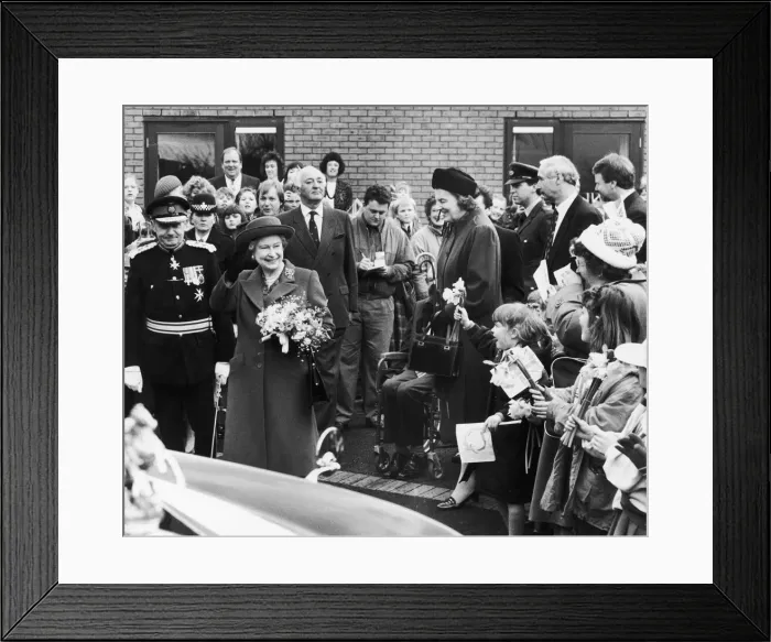 Framed Print : The Queen visits Manchester. Pictured here she waves to the crowd on her visit to