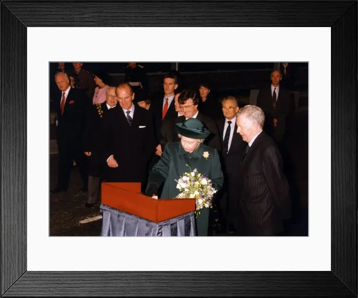 Framed Print : The Queen visits Manchester, 1st December 1994. Pressing button to open new bridge Framed Print : The Queen visits Manchester, 1st December 1994. Pressing button to open new bridge