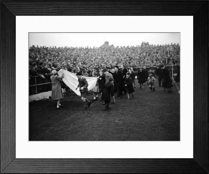 Framed Print : Gillingham v Southampton, 3rd Division League Match, 20th October 1956